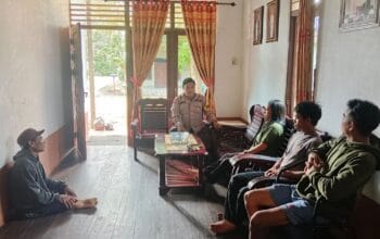 Bhabinkamtibmas Tumbang Kasai Sambang Warga,Jalin Silaturahmi dan Sampaikan Himbauan Kamtibmas.