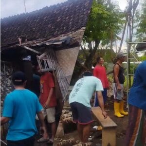 Bencana Pagi Hari di Kalipuro, Rumah Roboh Saat Hujan Deras, Warga Tertimpa Reruntuhan
