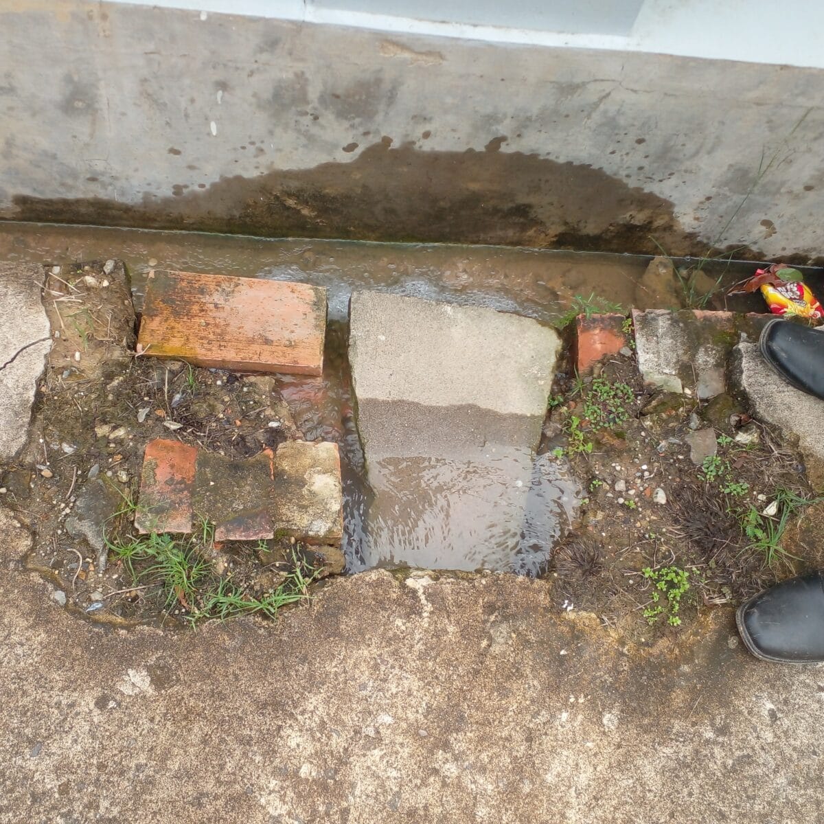 Kebocoran Pipa PDAM Tirta Bertuah di Tanah Mas Indah Dikeluhkan Warga, Sudah Setahun Tak Kunjung Diperbaiki