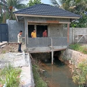 Camat Talang Kelapa Salinan Tinjau Langsung Bangunan di Atas DAS, Minta Pembongkaran Mandiri