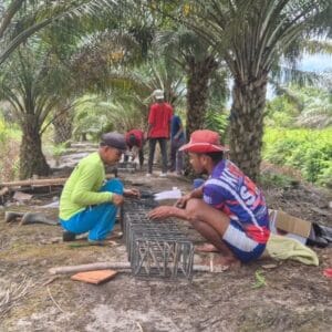 Masyarakat Antusias Gotong Royong Bangun Jembatan Garuda