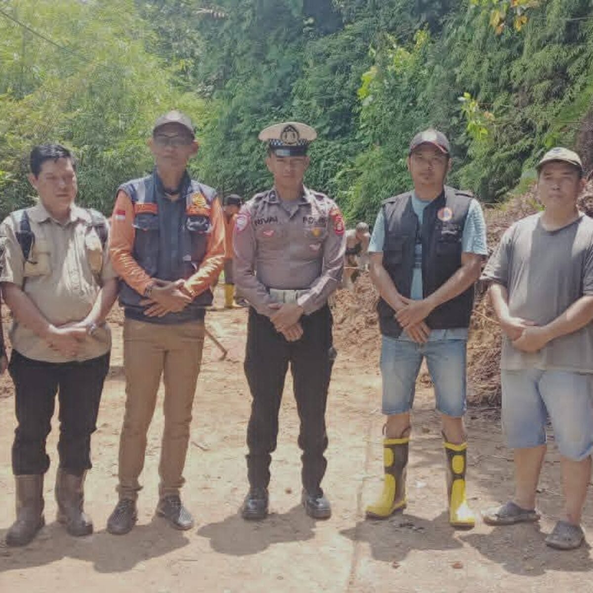 Longsor Putus Akses Olung Siron, Camat Turun Tangan