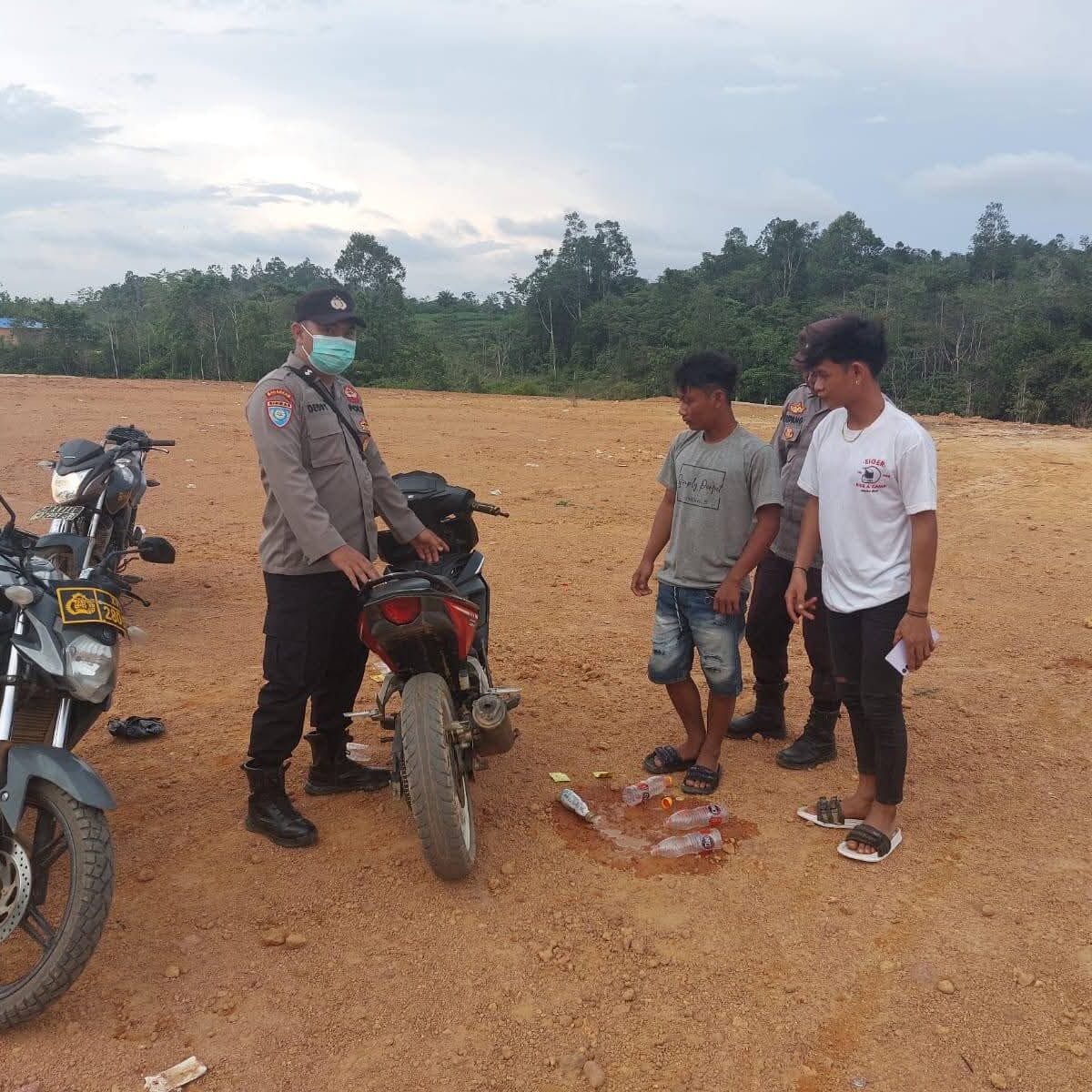 Polsek Marikit Gencar Lakukan Patroli dan Himbauan kepada Remaja yang sering kumpul di Sekitaran akses jalan masuk ke Desa Tumbang Pahanei,Kec.Marikit
