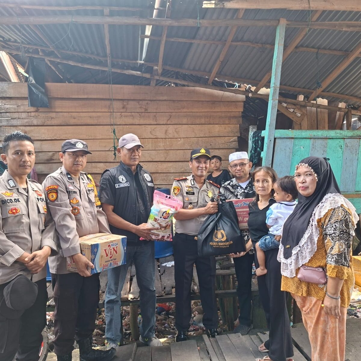 Kapolsek Banyuasin II Salurkan Bantuan Sosial untuk Korban Rumah Ambruk di Desa Sungsang II