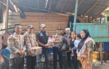 Kapolsek Banyuasin II Salurkan Bantuan Sosial untuk Korban Rumah Ambruk di Desa Sungsang II
