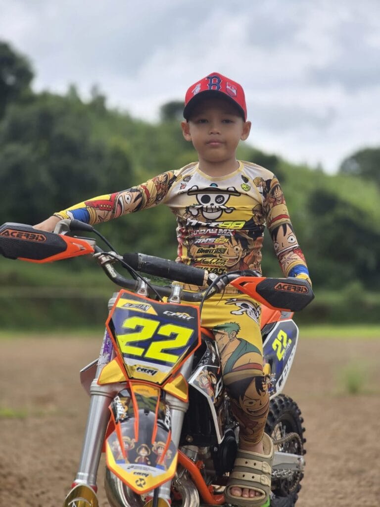 Kegiatan Foto : Gaspol! Crosser Cilik Cijeruk, Muhamad Dylan Ramadhan Siap Guncang Cleosa Series 2026