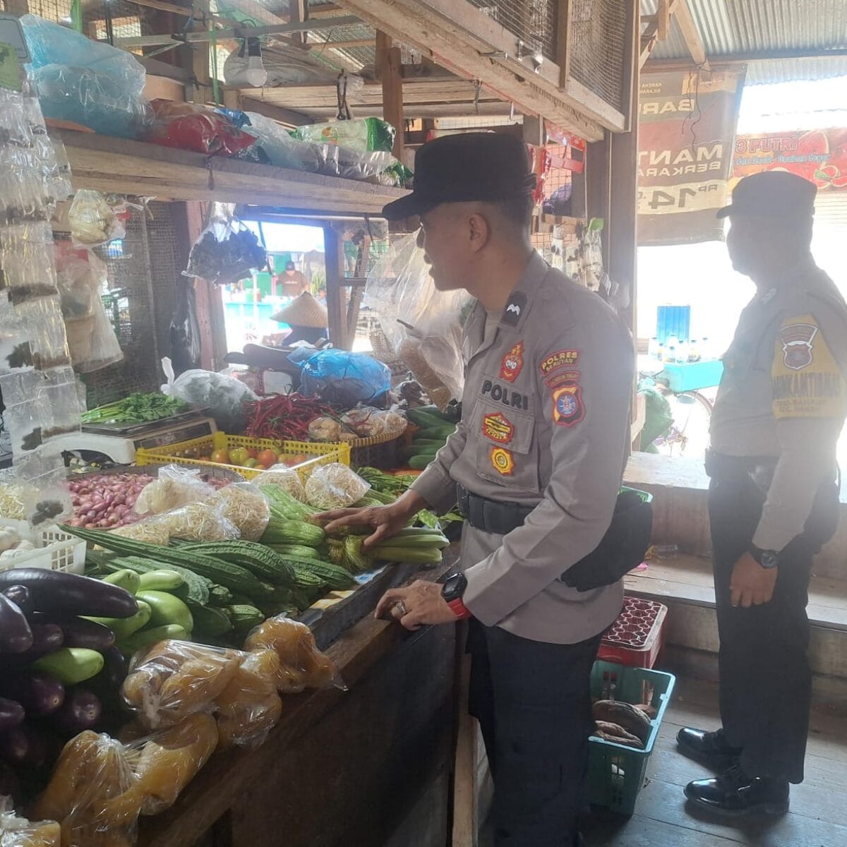 Polsek Hanau Gelar KRYD dan Patroli Dialogis di Pasar Saik Pembuang Hulu.