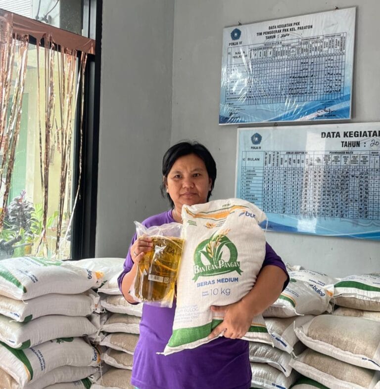 Kegiatan Foto : Perum BULOG Cabang Bogor Realisasikan Penyaluran Bantuan Beras dan Minyak