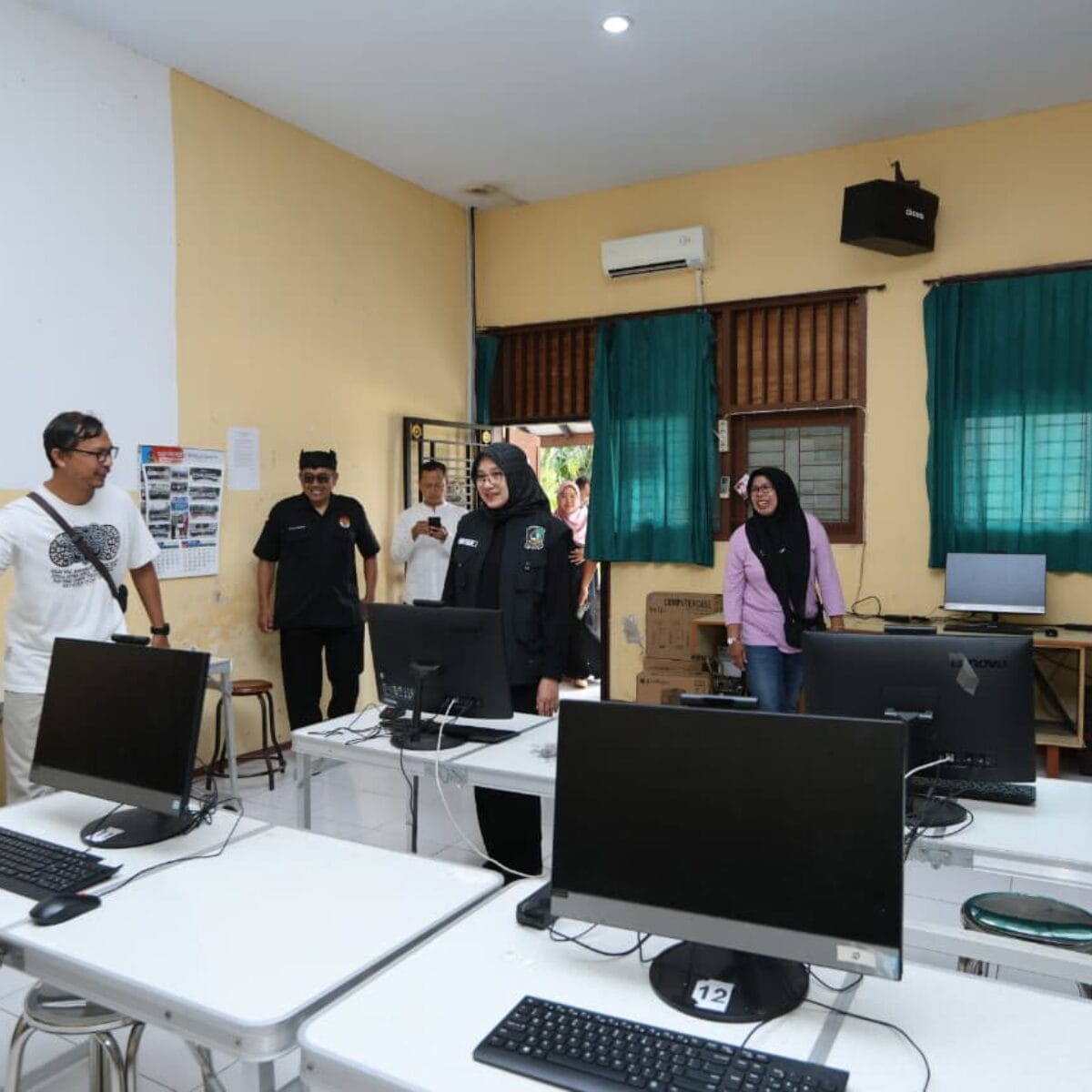 Bupati Ipuk Fiestiandani Tinjau Kesiapan TKA SMP di Banyuwangi, Pastikan Berjalan Lancar