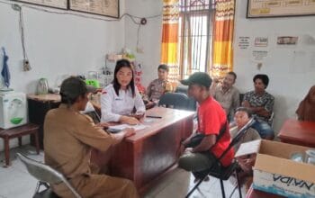 Verifikasi Kartu Huma Betang di Desa Ayawan,Bhabinkamtibmas Turun Kawal Program Bansos.