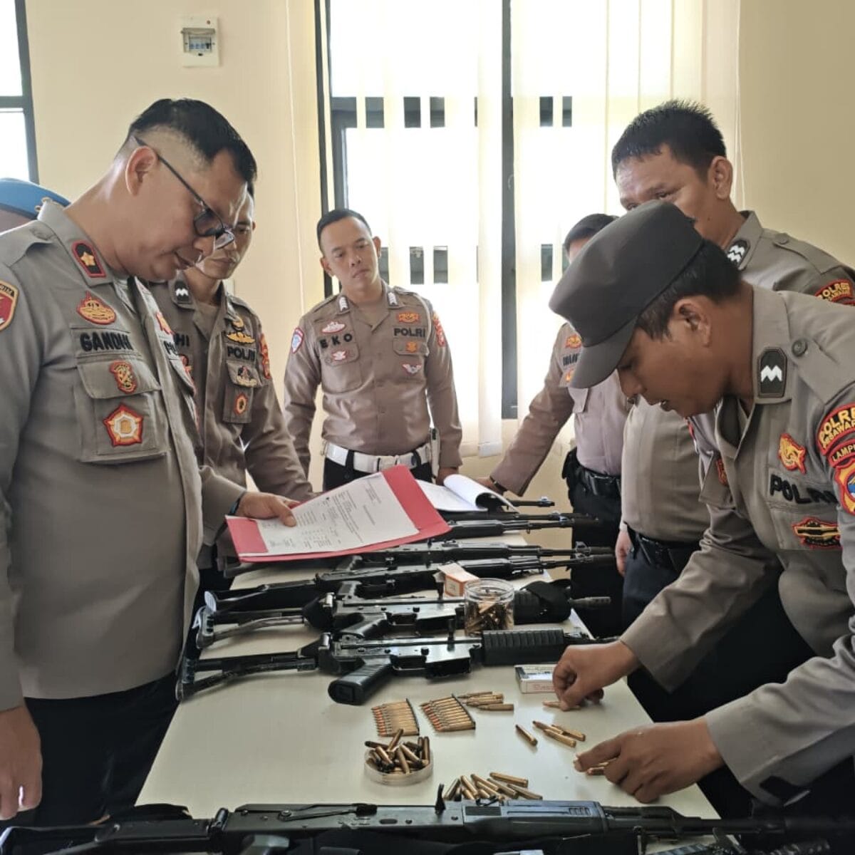 Pastikan Kesiapan Tugas, Wakapolres Pesawaran Cek Senpi Personel Polres Pesawaran