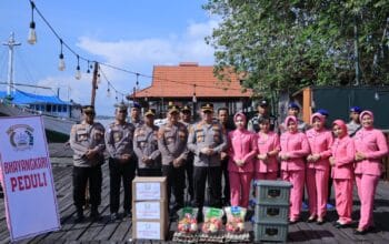 Kapolres Seruyan Turun Kepesisir,Bansos Bhayangkari Peduli Sampai Kerumah Warga Bantaran Sungai.