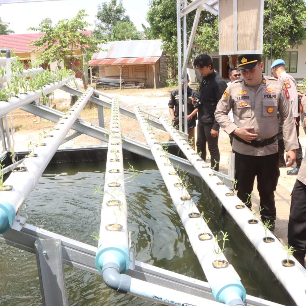 Kapolres Banyuasin AKBP Risnan Aldino Kunjungi Polsek Tungkal Ilir, Salurkan Bantuan Sosial hingga Tebar Benih Ikan