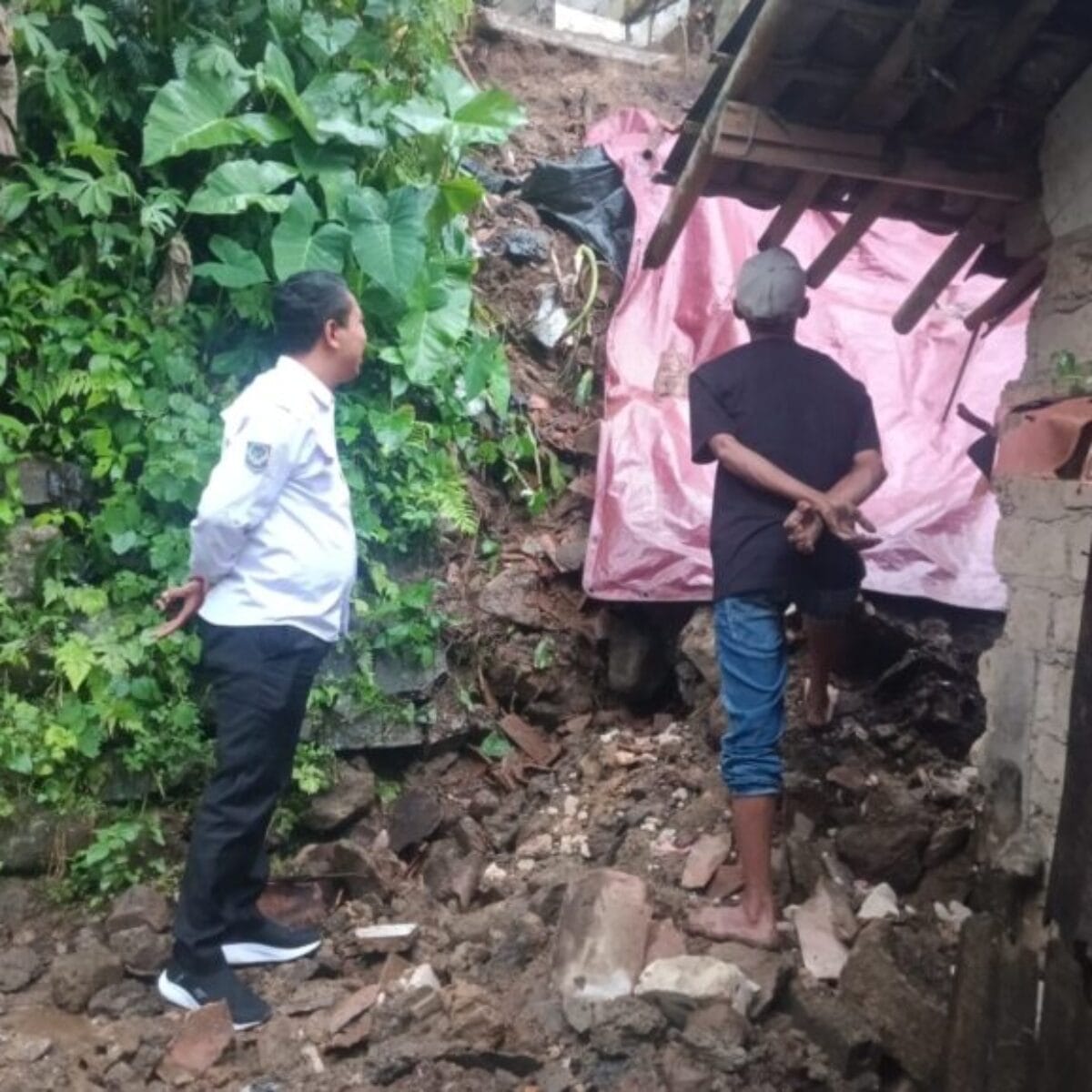 Kades Ciadeg Wahyu Rahayu Tinjau Langsung Rumah Janda Lansia Korban Longsor di Kampung Raweuy
