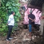 Kegiatan Foto : Kades Ciadeg Wahyu Rahayu Tinjau Langsung Rumah Janda Lansia Korban Longsor di Kampung Raweuy