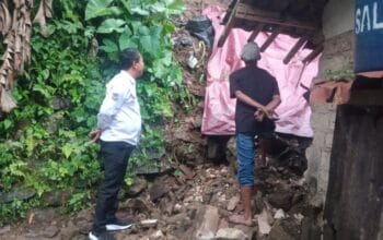 Kades Ciadeg Wahyu Rahayu Tinjau Langsung Rumah Janda Lansia Korban Longsor di Kampung Raweuy