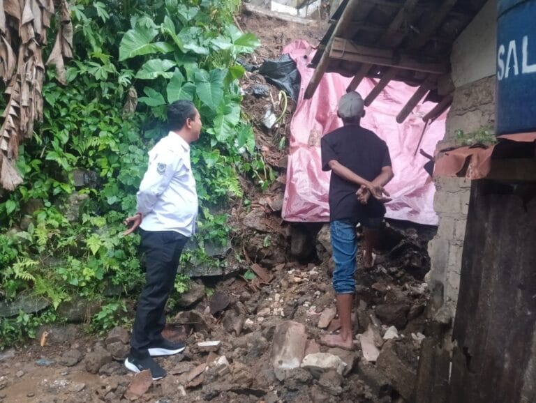 Kegiatan Foto : Kades Ciadeg Wahyu Rahayu Tinjau Langsung Rumah Janda Lansia Korban Longsor di Kampung Raweuy