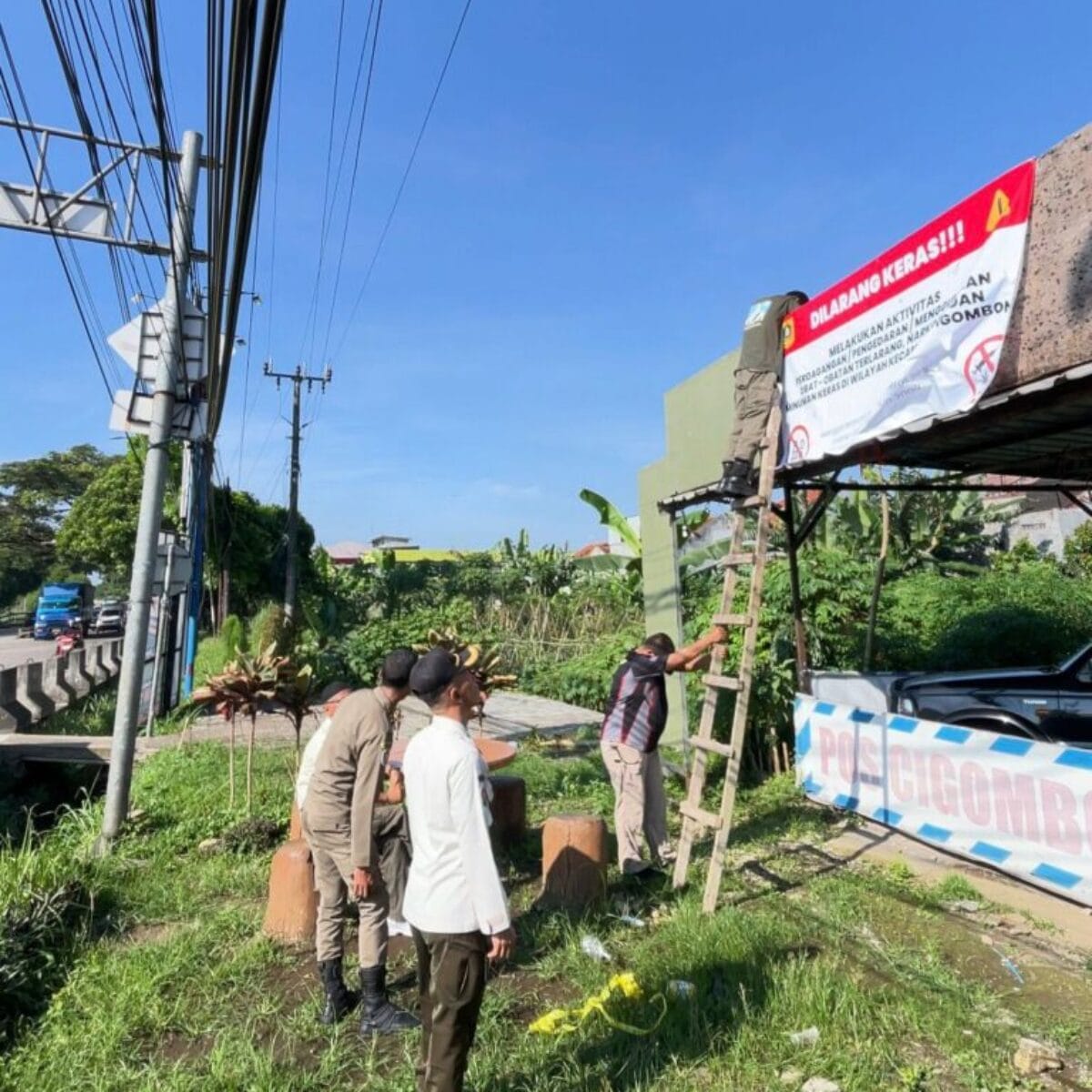 Pol-PP Kecamatan Cigombong Pasang Spanduk Larangan Narkoba dan Miras di Titik Strategis