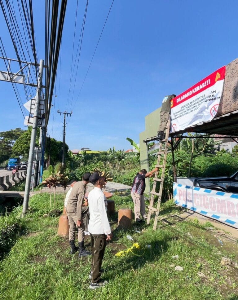 Kegiatan Foto : Pol-PP Kecamatan Cigombong Pasang Spanduk Larangan Narkoba dan Miras di Titik Strategis