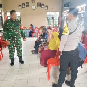 Pendistribusian KHBS dan Buku Tabungan Desa Asam Baru Berjalan Lancar,Bhabinkamtibmas Hadir Dampingi.