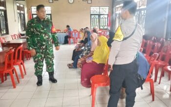 Pendistribusian KHBS dan Buku Tabungan Desa Asam Baru Berjalan Lancar,Bhabinkamtibmas Hadir Dampingi.