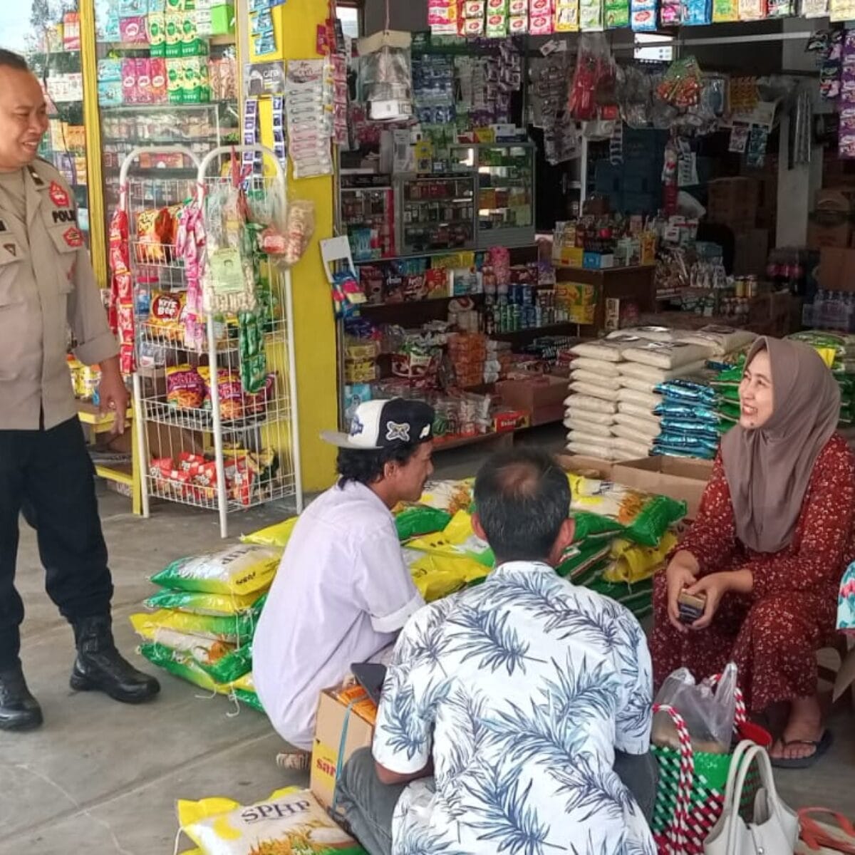 Patroli Sambang Masyarakat Satbinmas Polres Seruyan di Jalan A.Yani Kuala Pembuang ll.