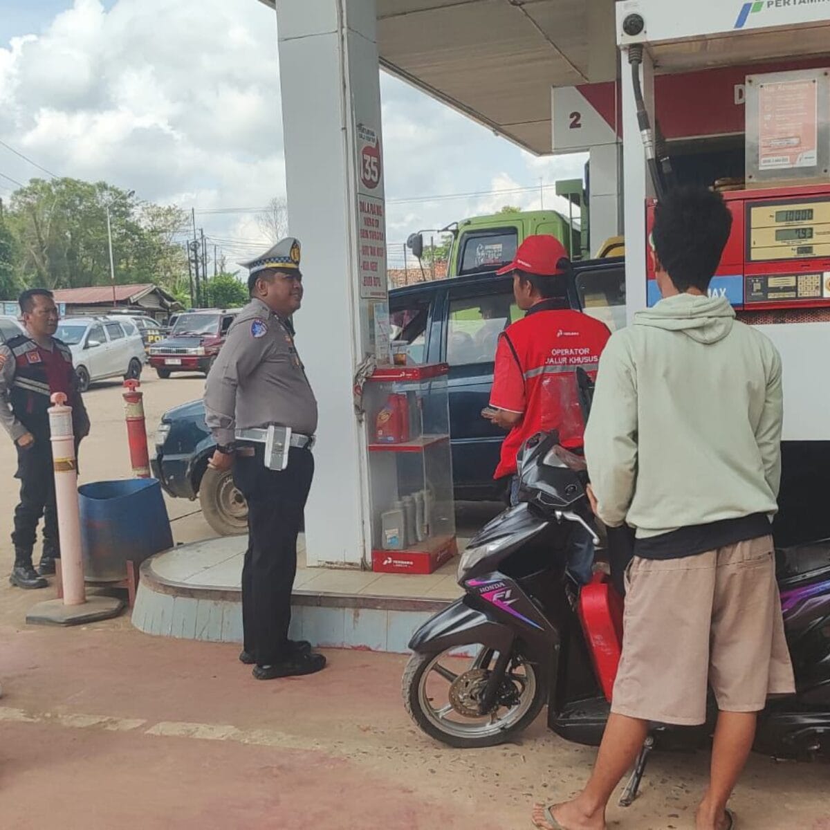 Cegah Kelangkaan BBM dan Penimbunan, Piket Pawas Polres Banyuasin Pimpin Patroli Gabungan Samapta dan Lantas di SPBU Km 52