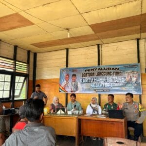 POLSEK DANAU SEMBULUH AMANKAN PENYALURAN BANSOS HUMA BETANG DI KANTOR BPBD