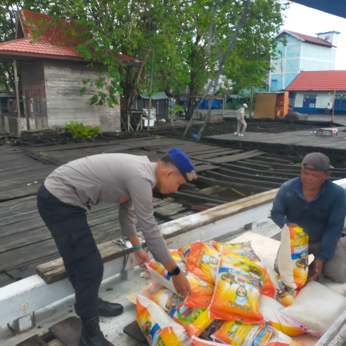 PEDULI TERHADAP ABK, PERSONEL SATPOLAIRUD POLRES SERUYAN BANTU ANGKUT BARANG DI DERMAGA
