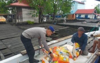 PEDULI TERHADAP ABK, PERSONEL SATPOLAIRUD POLRES SERUYAN BANTU ANGKUT BARANG DI DERMAGA