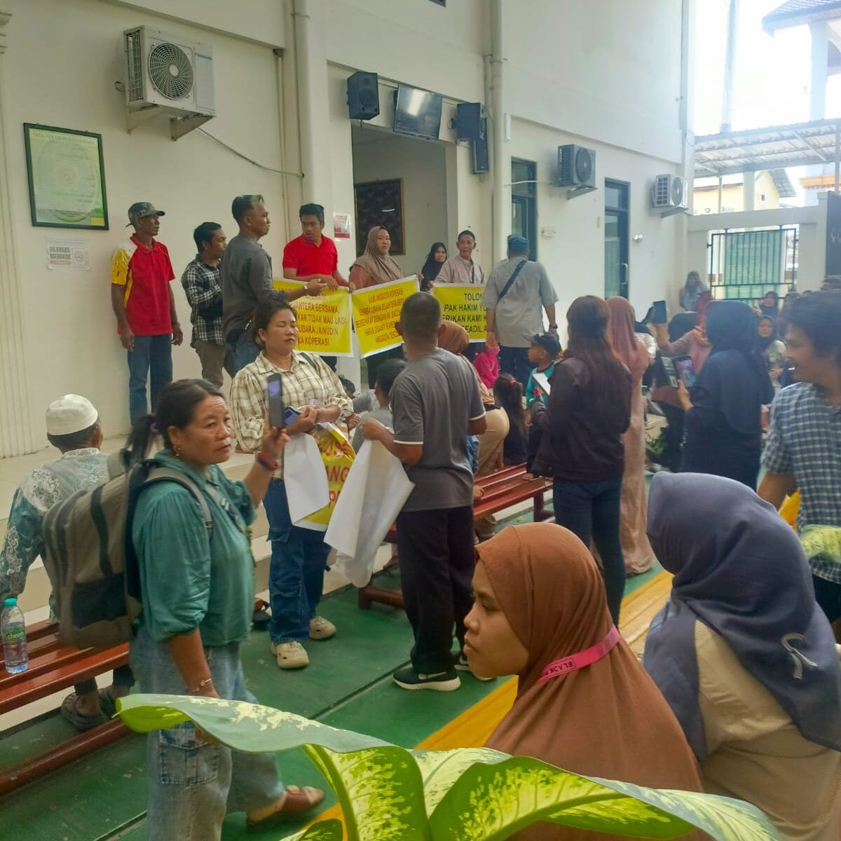 Krisis Kepercayaan,Ratusan Anggota Koperasi Sejahtera Bersama”Kepung” PN Sampit Kawal Kasus Jainudin Tuntut Transpransi.