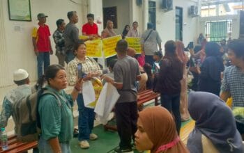 Krisis Kepercayaan,Ratusan Anggota Koperasi Sejahtera Bersama”Kepung” PN Sampit Kawal Kasus Jainudin Tuntut Transpransi.