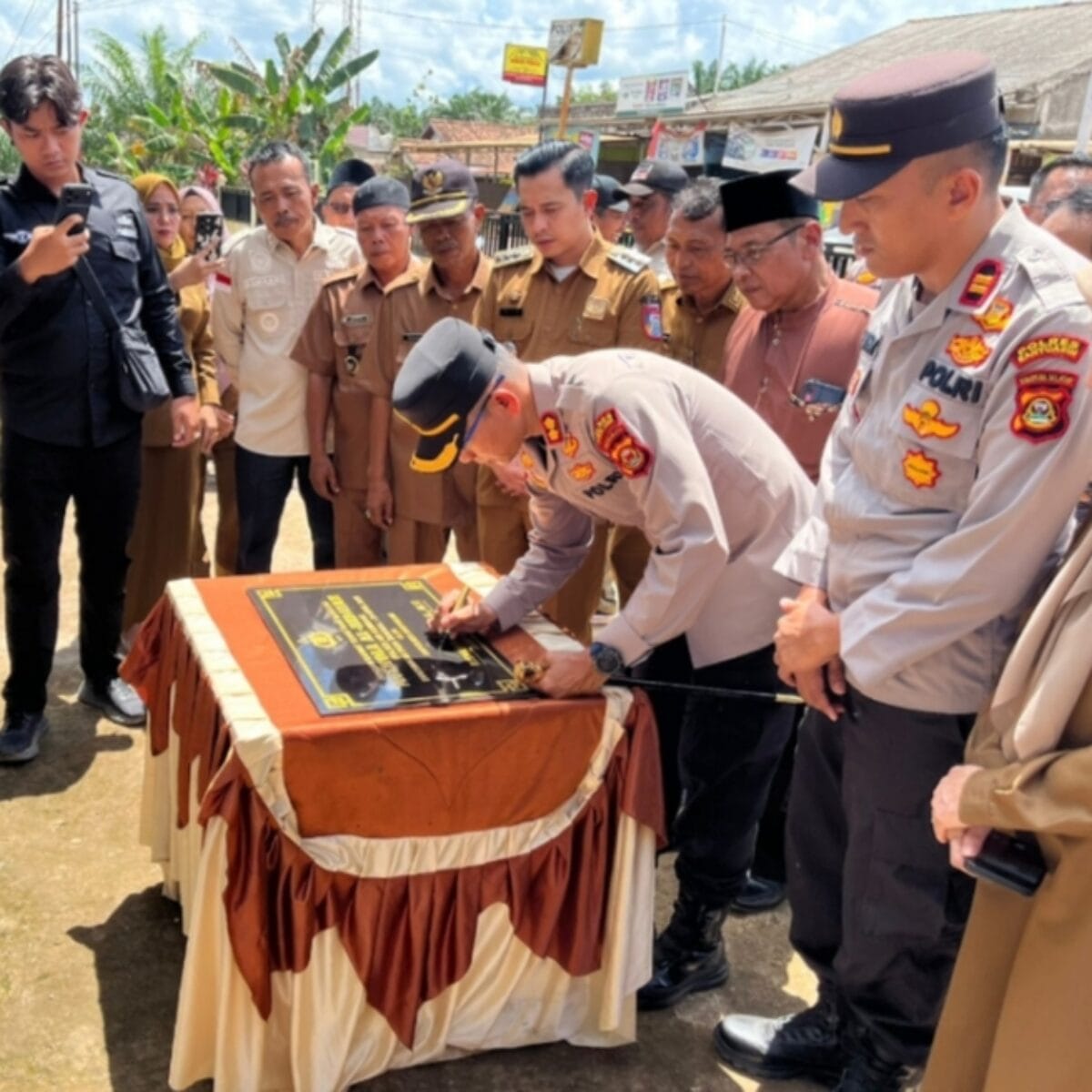 Dukung Program Prioritas Nasional, Kapolres Banyuasin Salurkan Bantuan Sosial di Air Kumbang
