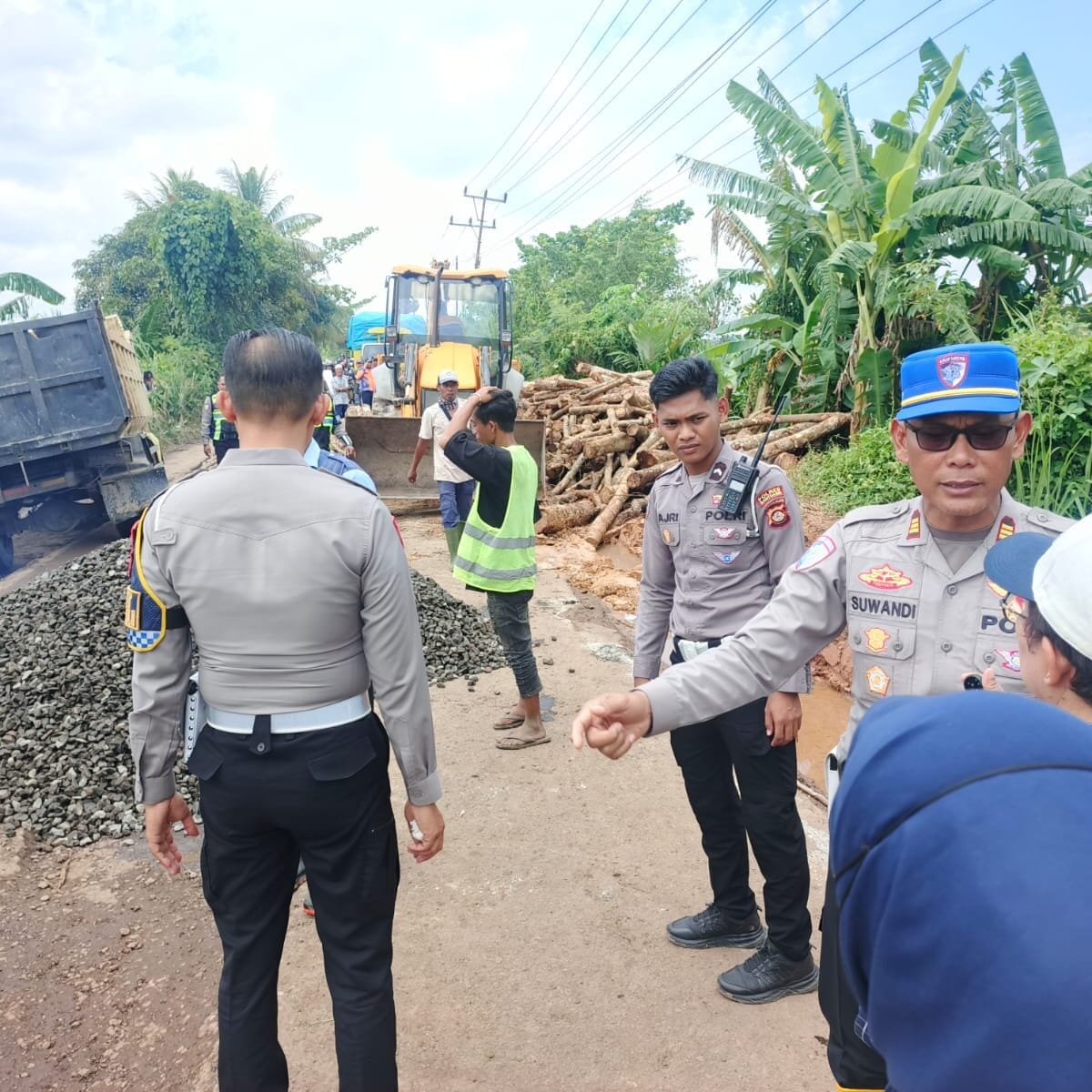 Polres Banyuasin Respons Keluhan Warga, Perbaiki Jalan Rusak di Sungai Dua Rambutan