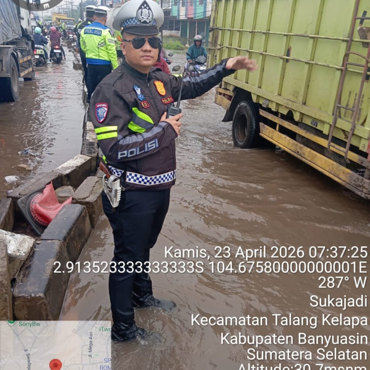 Personil Lantas Polsek Talang Kelapa Bantu Urai Kemacetan dan Evakuasi Kendaraan Mogok Akibat Banjir di KM 13
