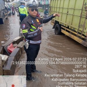 Personil Lantas Polsek Talang Kelapa Bantu Urai Kemacetan dan Evakuasi Kendaraan Mogok Akibat Banjir di KM 13