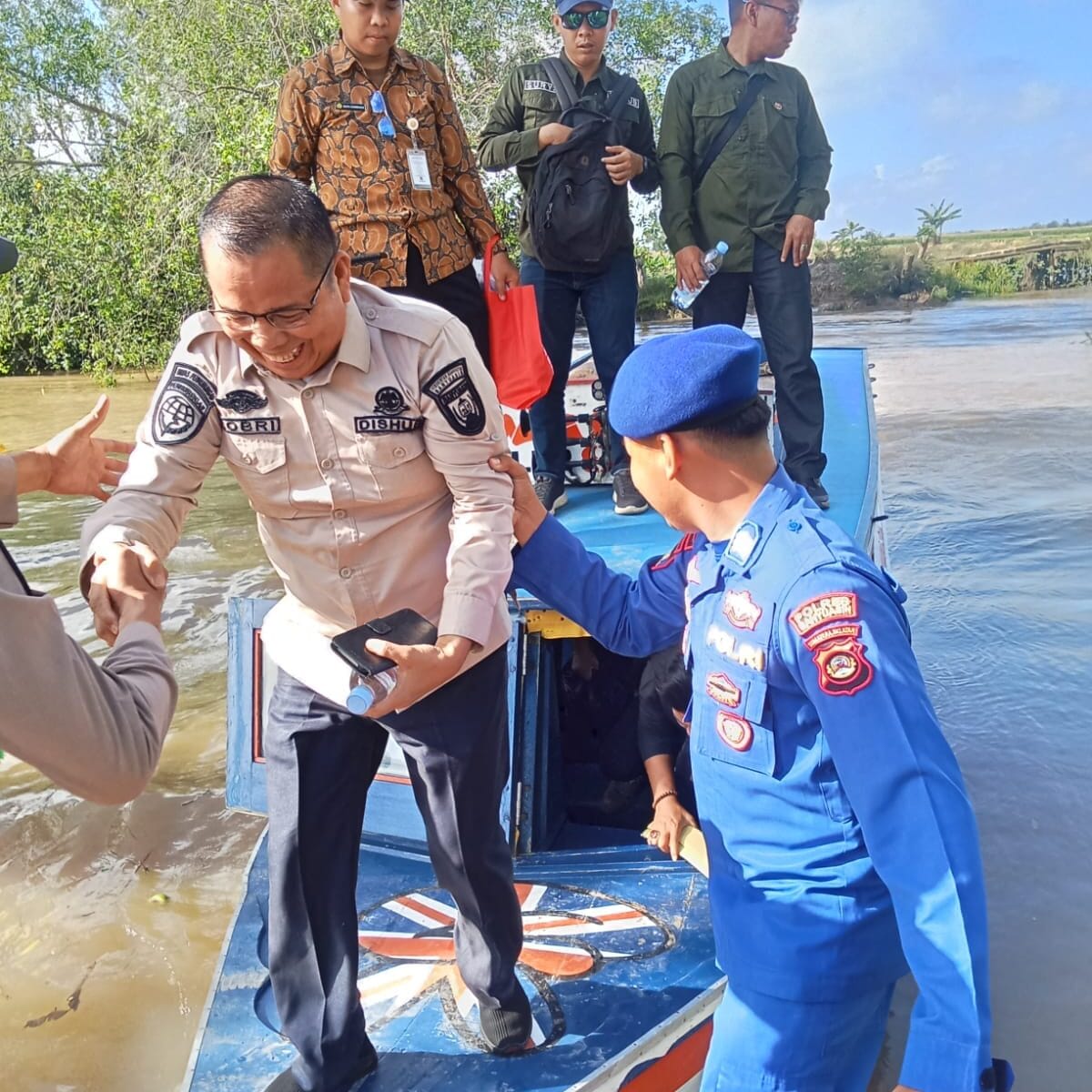 Sat Polairud Polres Banyuasin bereaksi cepat membantu Masyarkat yang akan turun dari Speedboat Ke dermaga