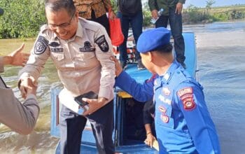 Sat Polairud Polres Banyuasin bereaksi cepat membantu Masyarkat yang akan turun dari Speedboat Ke dermaga