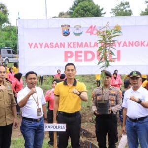 Jaga Kelestarian Lingkungan, Polres Madiun Gandeng Perhutani KPH Madiun Tanam Ribuan Bibit