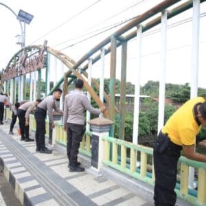 Dukung Program Jembatan Merah Putih Presisi, Polres Madiun Lakukan Kerja Bakti Massal di Jembatan Kresek