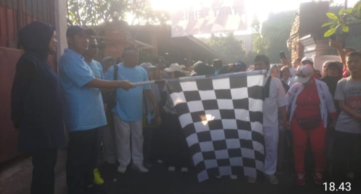 Kegiatan Foto : Antusiasme Warga Membludak, Puluhan Ribu Peserta Ikuti Gerak Jalan Sehat HUT ke-27 Kota Depok