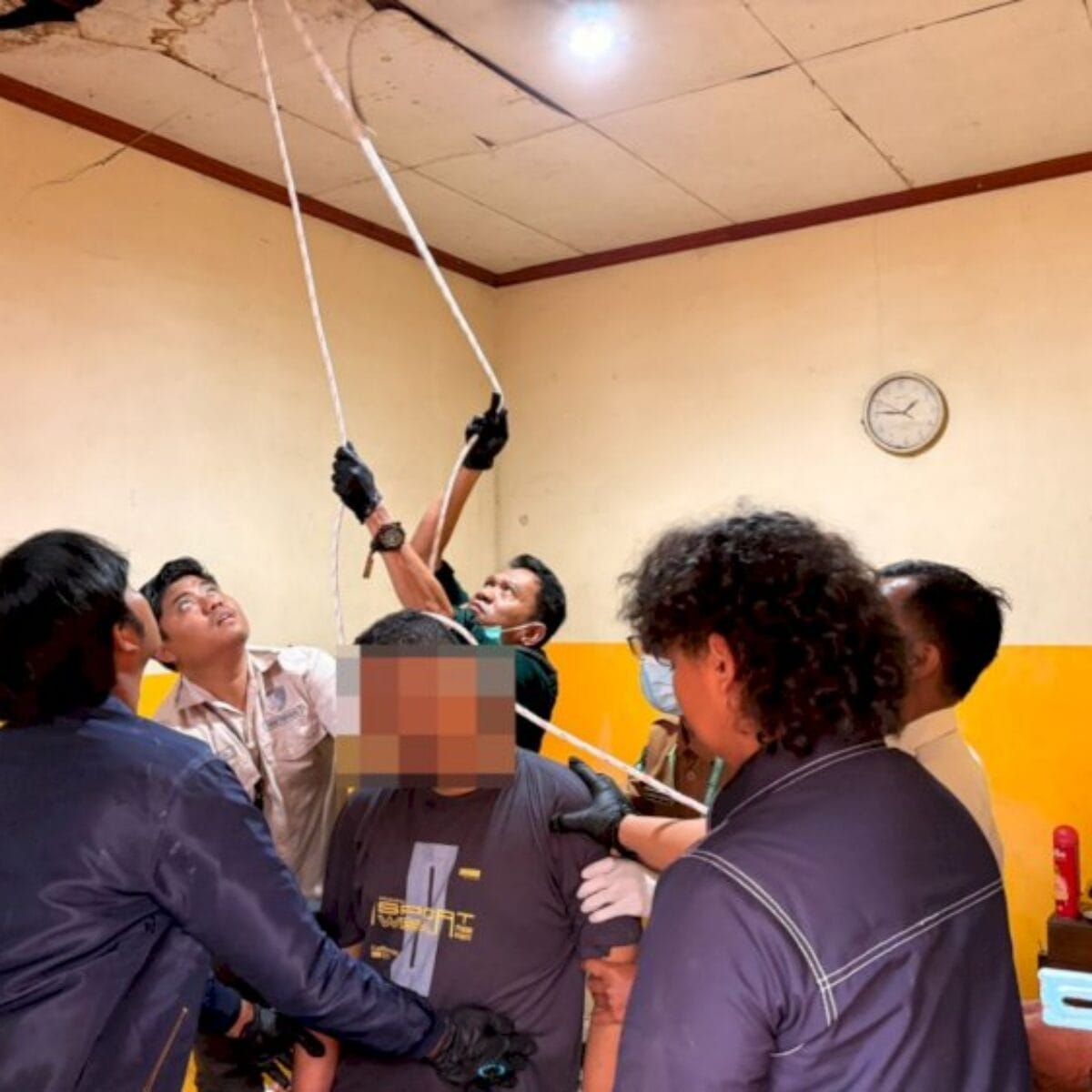 Pimpinan Cabang Bank BPR Kecamatan Banyuasin III, ditemukan tewas gantung diri di kamar Mess BPR