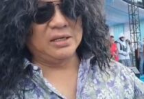 Kegiatan Foto : Fashion Show Jadul Bikin Heboh Lebaran Depok 2026, Bang Pradi Tampil Nyentrik dan Curi Perhatian