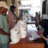 Penyaluran bantuan beras