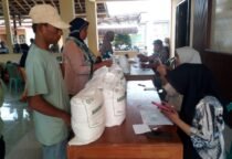 Penyaluran bantuan beras