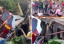 2 Truk terjun ke sungai